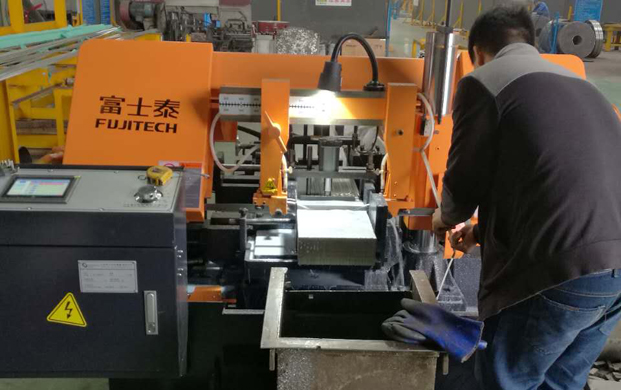 成都某環(huán)保設備公司使用富士泰帶鋸床